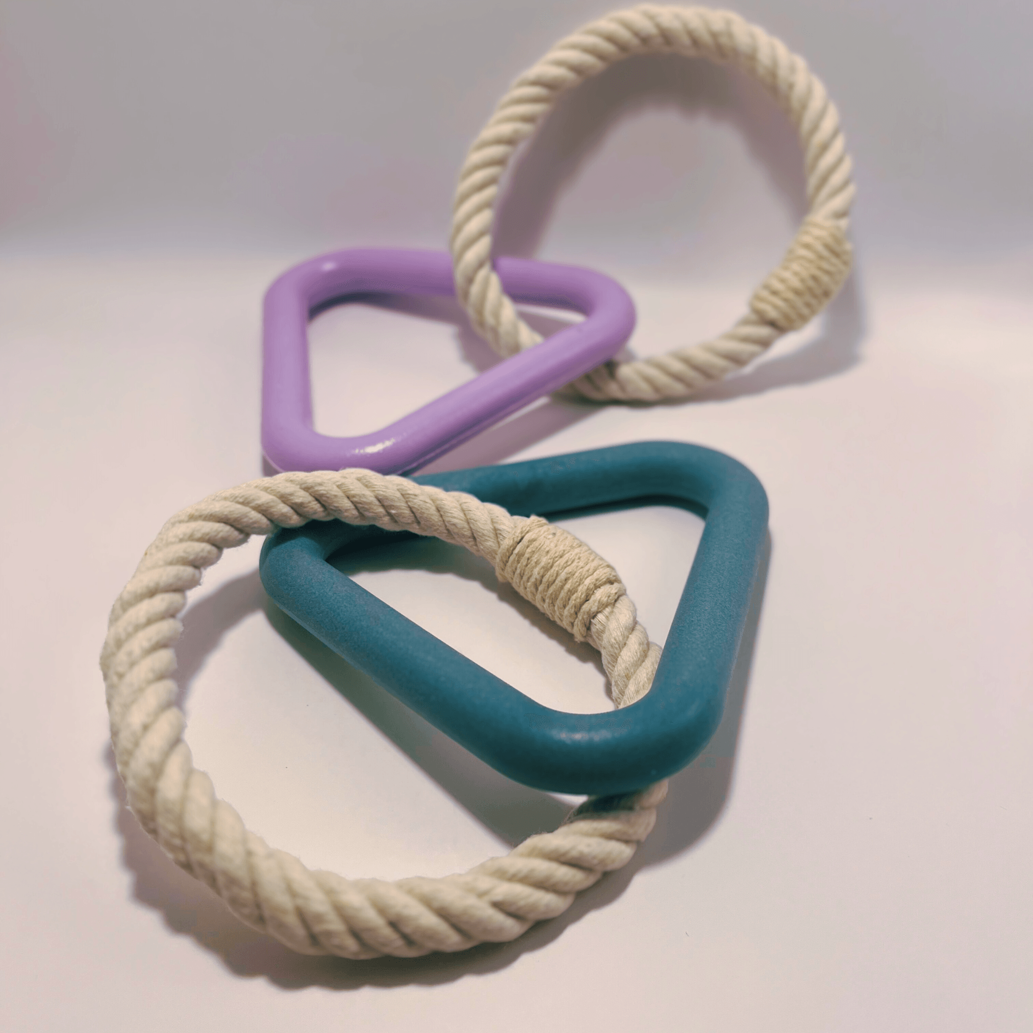 Dragleksak för hundar i miljövänligt och robust material (Lila färg)