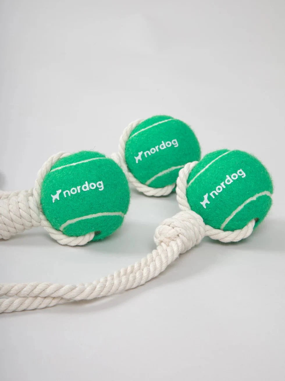 Dragleksak med tennisboll i rep