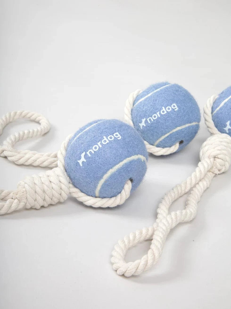 Dragleksak med tennisboll i rep