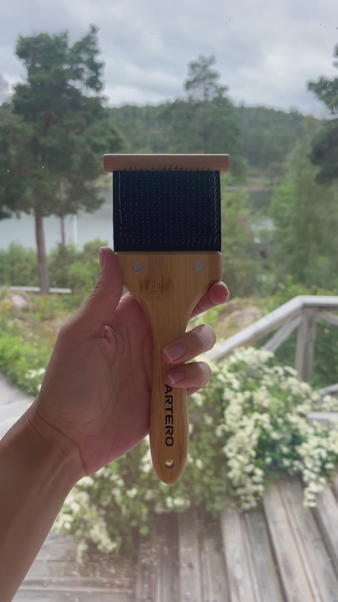 Flexibel hundborste ”Bella” från Artero för medelstora hundar M